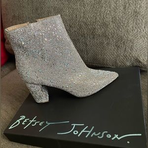 BRAND NEW 7.5 Betsey Johnson CADY